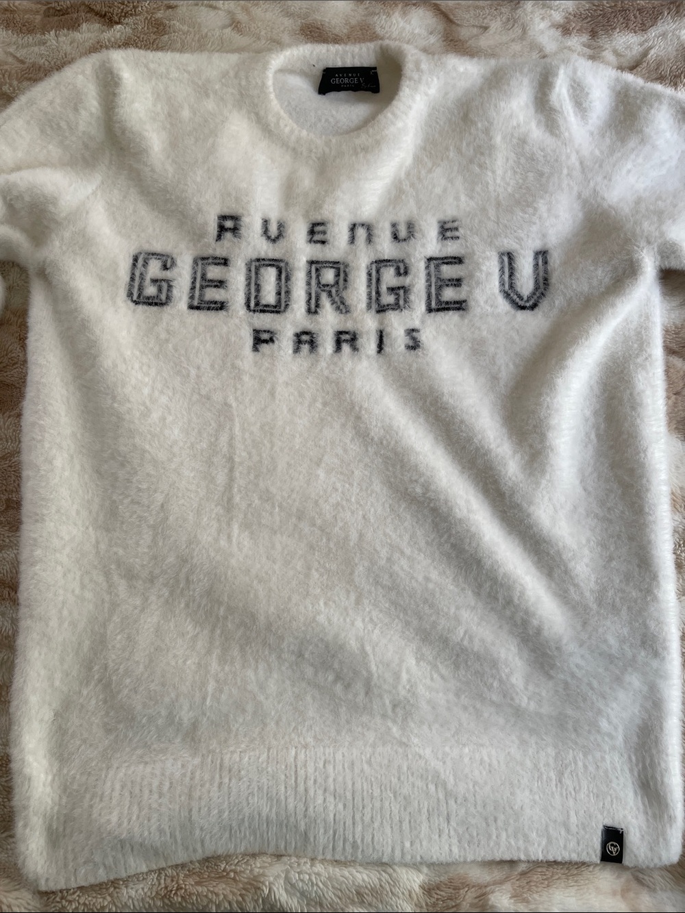 Avenue George V Paris White Fuzzy Logo Sweater Men’s L XL